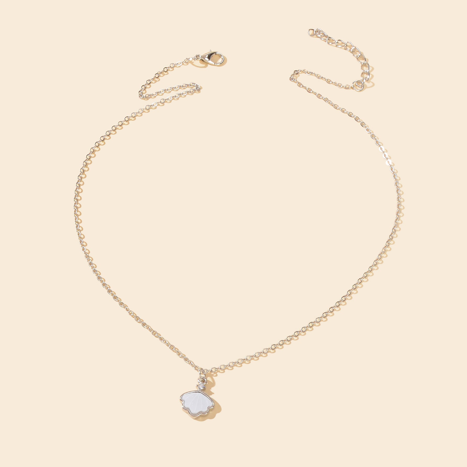 White Resin Shell Shape Charm Delicate Everyday Necklace